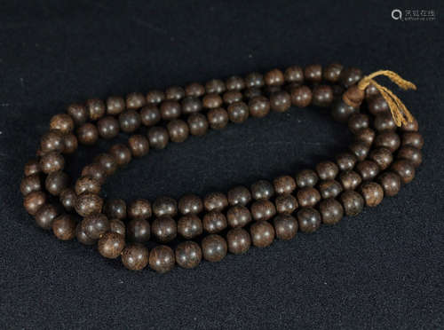 A CHENXIANG WOOD BEADS STRING BRACELET