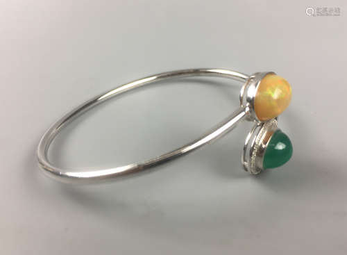 A EMERALD AND OPAL BEADS PLATINUM BANGLE