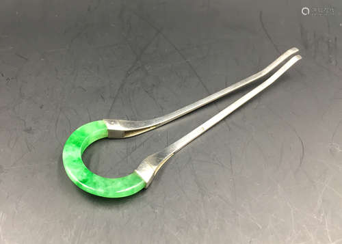 A SEMICIRCLE SHAPED JADEITE HAIRPIN