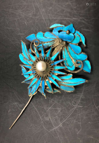 A FEATHER DECORATED FLORAL SHAPED HAIRPIN