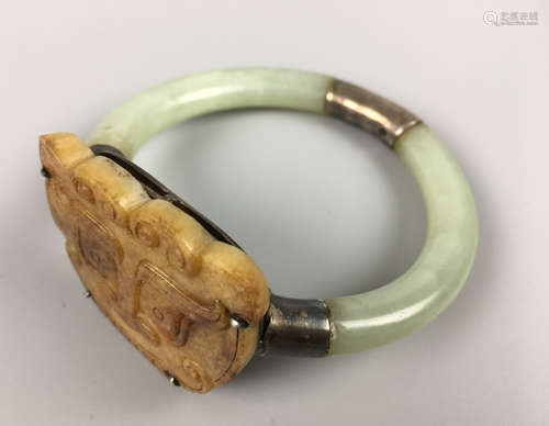 A JADE STONE SILVER CONNECT BANGLE