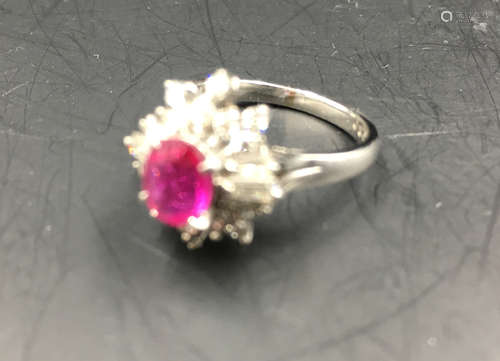 A RUBY PLATINUM RING INLAID DIAMOND