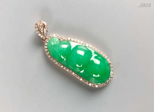 A PEAPOD SHAPED JADEITE K-GOLD PENDANT