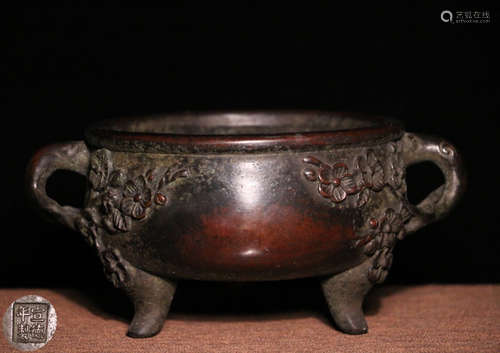 A BRONZE CASTED FLORAL PATTERN TRIPOD CENSER