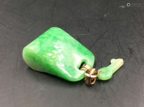 A LOCK SHAPED YANGLV JADEITE PENDANT