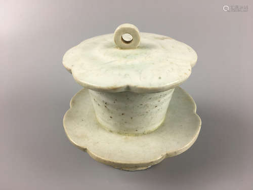 A HUTIAN YAO FLORAL SHAPED TEA CUP