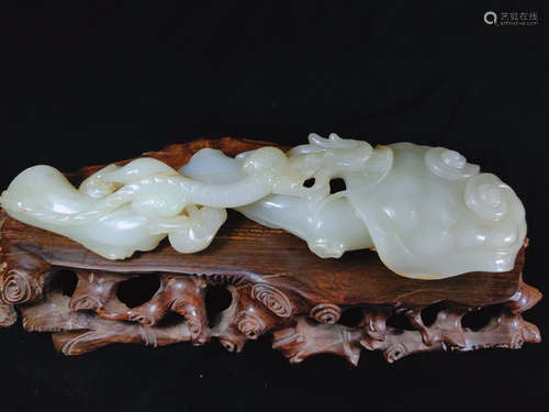 A HETIAN JADE CARVED GANODERMA SHAPED PENDANT