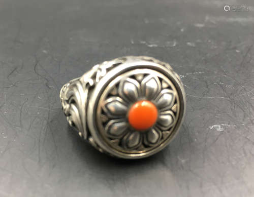 A SILVER RING INLAID AGATE BEAD