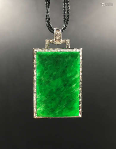 A FLAT JADEITE PLATINUM PENDANT INLAID DIAMOND