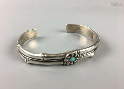 A TURQUOISE BEAD 958S BANGLE