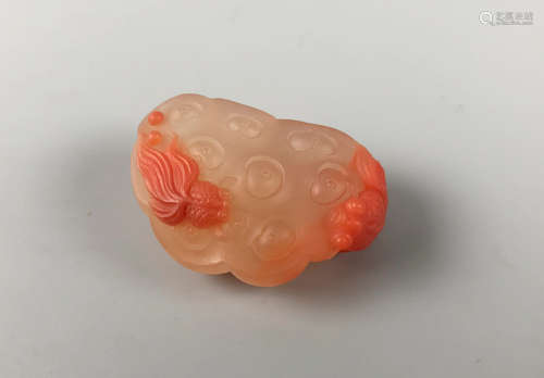 AN AGATE GOLDFISH DESIGN PENDANT