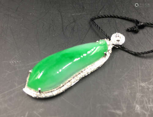 A PEAPOD SHAPED YANGLV JADEITE PENDANT