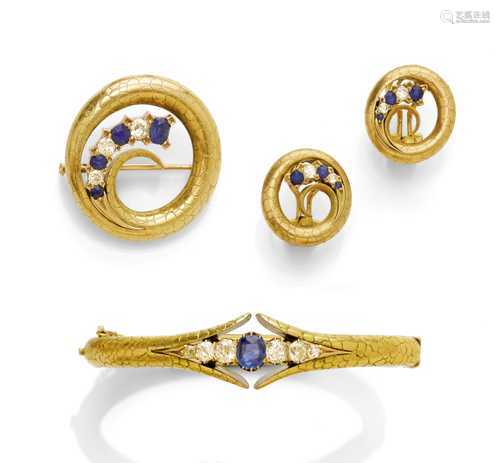 SAPHIR-DIAMANT-GOLD-ARMREIF MIT BROSCHE UND OHRCLIPS, um 1900.