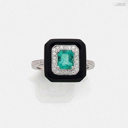 EMERALD AND ONYX RING