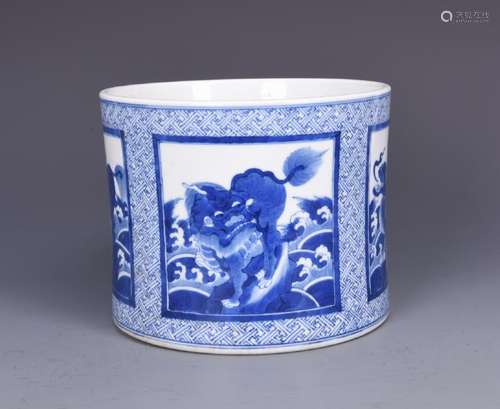 A BLUE AND WHITE PORCELAIN BRUSH POT