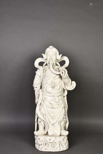 A DEHUA WITHE PORCELAIN SCULPTURE OF GUANGONG