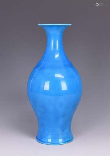 A BLUE GLAZED PORCELAIN VASE