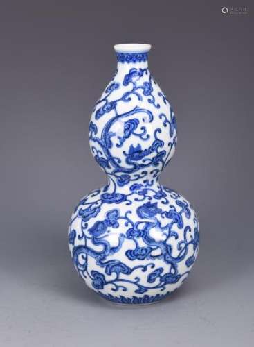 A BLUE AND WHITE 'LINZHI' DOUBLE GOURD VASE