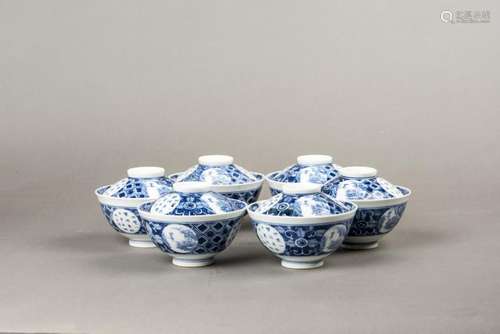 A SET OF SIX BLUE AND WHITE PORCELAIN BOWLS WITH COVERS