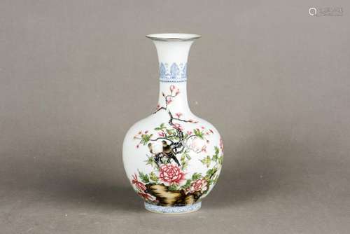 A FAMILLE ROSE PORCELAIN VASE