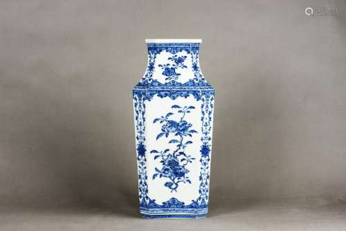 A BLUE AND WHITE OCTAGONAL VASE