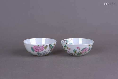 A PAIR OF FAMILLE ROSE 'FLOWER' BOWLS