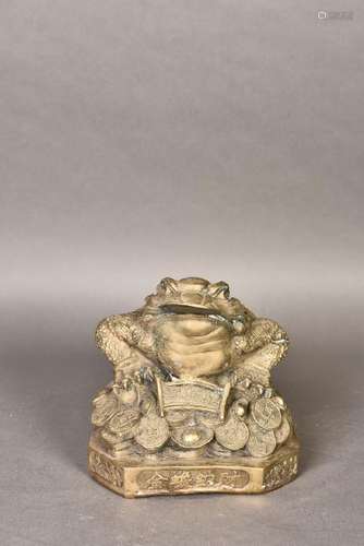 A GOLT BRONZE SCULPTURE OF TOAD