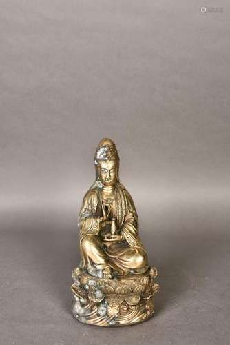 A GILT BRONZE SCULPTURE OF GUANYIN