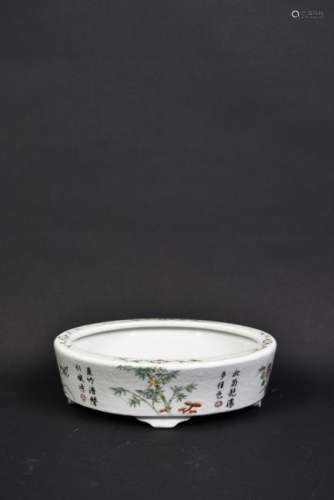 A PORCELAIN ROUNDED NARCISSUS BOWL