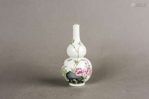 A FAMILLE ROSE 'FLOWER' DOUBLE GOURD VASE