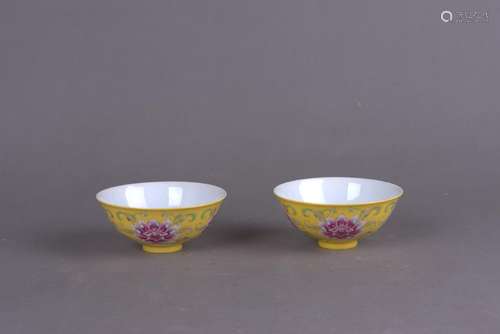 A PAIR OF YELLOW GROUND 'FLOWER' BOWLS