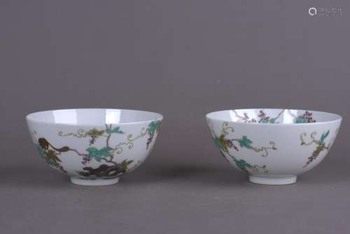 A PAIR OF FAMILLE ROSE PORCELAIN BOWLS