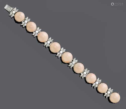 KORALLEN-DIAMANT-BRACELET, um 1950.