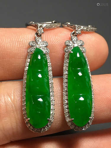 A PAIR OF BEAN DESIGN ZHENGYANG GREEN ICE JADEITE EARRING