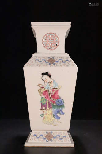 17-19TH CENTURY, A  FAMILLE ROSE STORY DESIGN SQUARE VASE, QING DYNASTY.