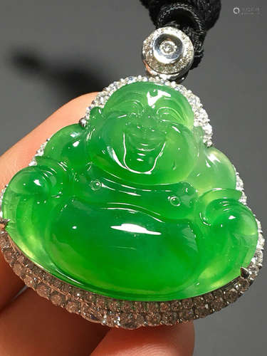 A BUDDHA DESIGN GREEN ICE JADEITE PENDANT