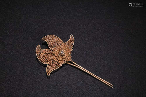 17-19TH CENTURY, A FLORAL DESIGN GILT SILVER HAIRPIN, QING DYNASTY.