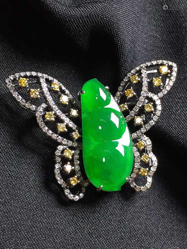 A BUTTERFLY DESIGN GREEN ICE JADEITE PENDANT