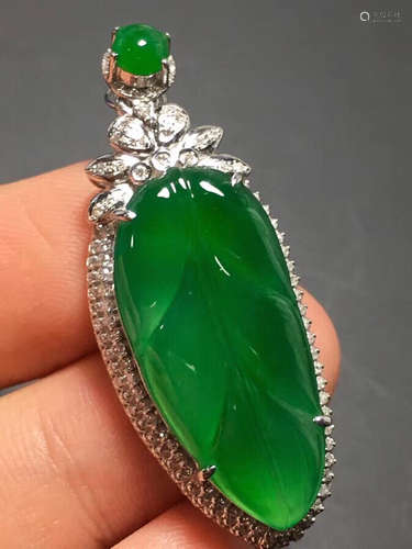 A LEAF DESIGN ZHENGYANG GREEN ICE JADEITE PENDANT