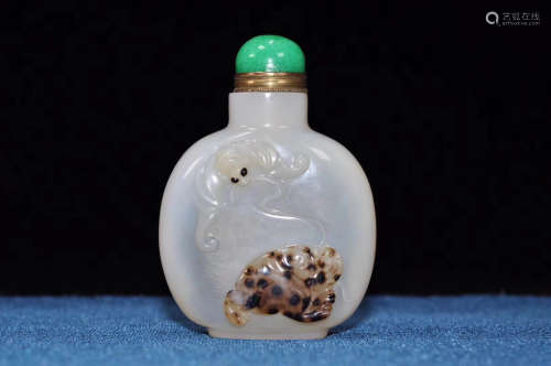 A STORY DESIGN OLD AGATE SNUFF BOTTLE