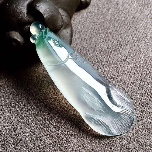 A FISH DESIGN GREEN HIGH ICE JADEITE PENDANT