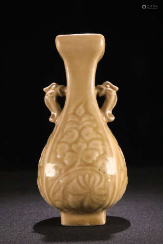 10TH CENTURY, A PEONY PATTERN YUE KILN DOUBLE-EAR DESIGN SQUARE VASE, WUDAI PERIOD.