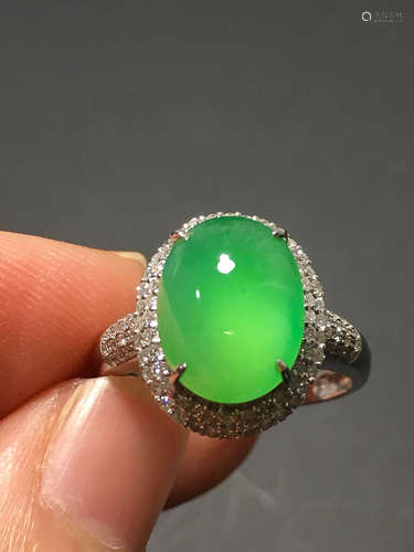 AN EGG DESIGN GREEN ICE JADEITE RING