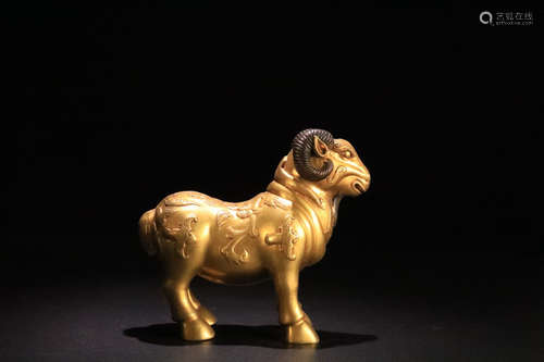 17-19TH CENTURY, A SHEEP DESIGN GILT BRONZE ORNAMENT, QING DYNASTY