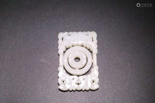 17-19TH CENTURY, A HETIAN JADE PENDANT, QING DYNASTY.