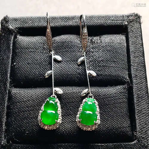 A PAIR OF CALABASH DESIGN GREEN ICE JADEITE EARRING