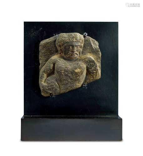 3-5世纪 片岩石雕力士像