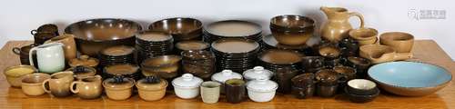 (lot of 159) Heath pottery table service, mostly in the 