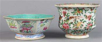 (lot of 2) Chinese porcelain vessels: the first, an export vessel featuring birds amid flowers;