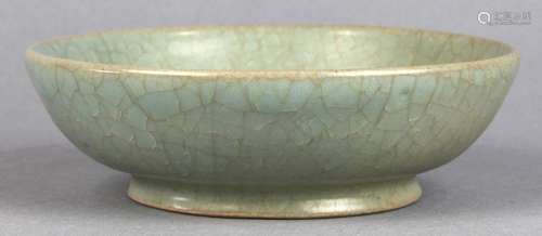 Chinese Ge-type ceramic dish, with flared walls and a matrix with a network of crackles on a blue-